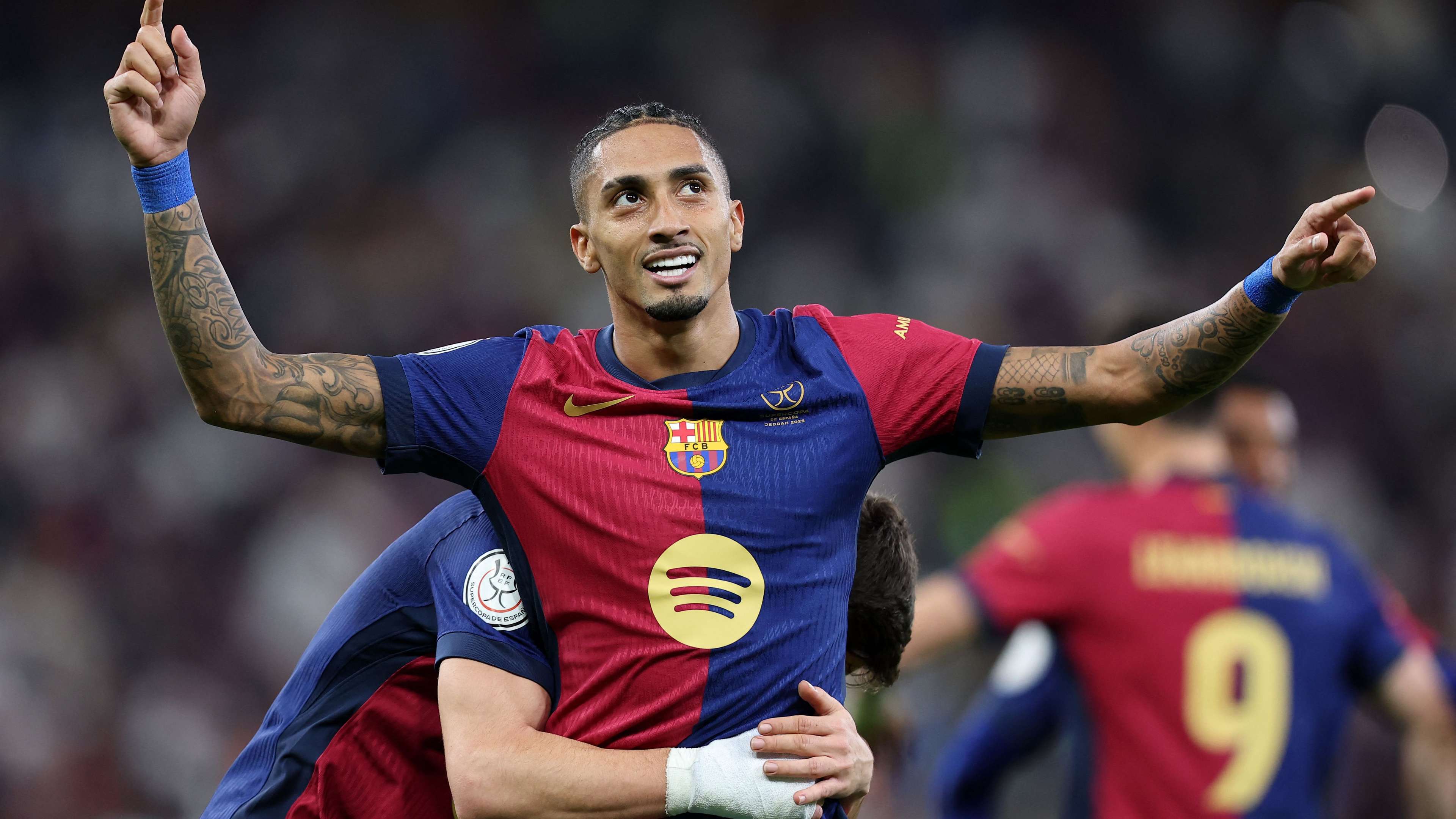 范佩西实力超群无愧世界级前锋地位传奇生涯成就辉煌走向新高峰