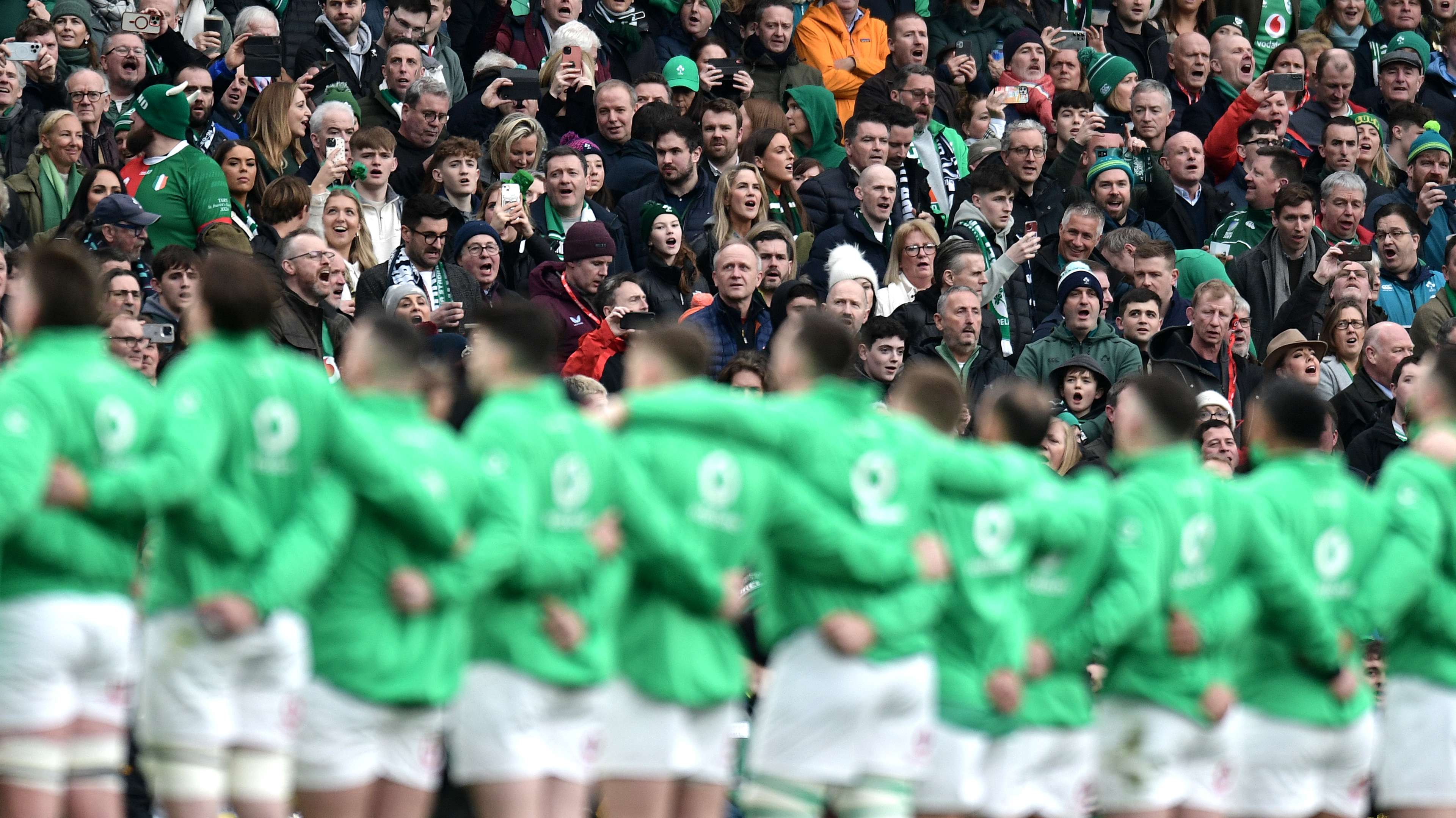 广东队投篮精准反击迅猛，进攻空间广阔战术清晰明确