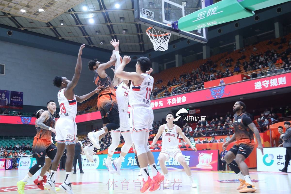 山东男篮总结比赛：球队用六连胜回馈现场万千球迷热情支持